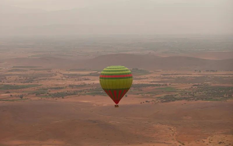 Pojedynczy balon nad równiną pod Marrakeszem