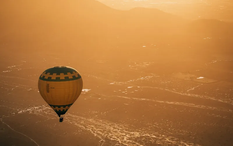 Pojedynczy balon w porannym świetle nad równiną pod Marrakeszem